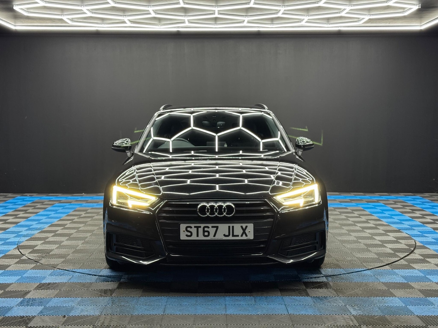 Used Audi A4 2017 for sale - 77696127: Photo 2