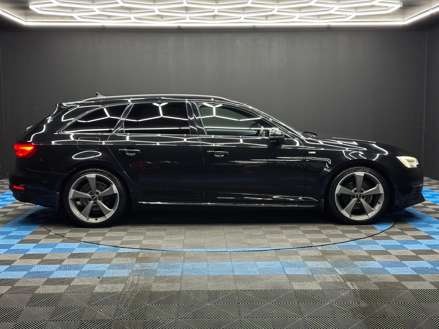 Used Audi A4 2017 for sale - 77696127: Photo 4