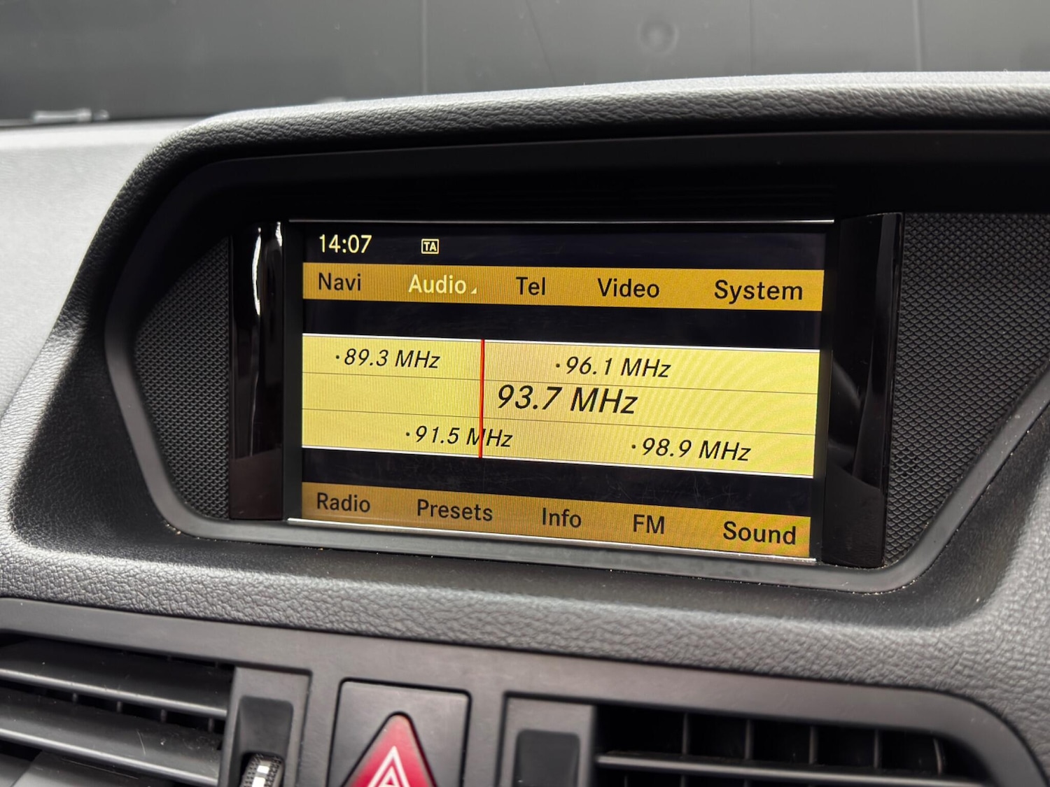 Used Mercedes-Benz E Class 2011 for sale - 76802130: Photo 30