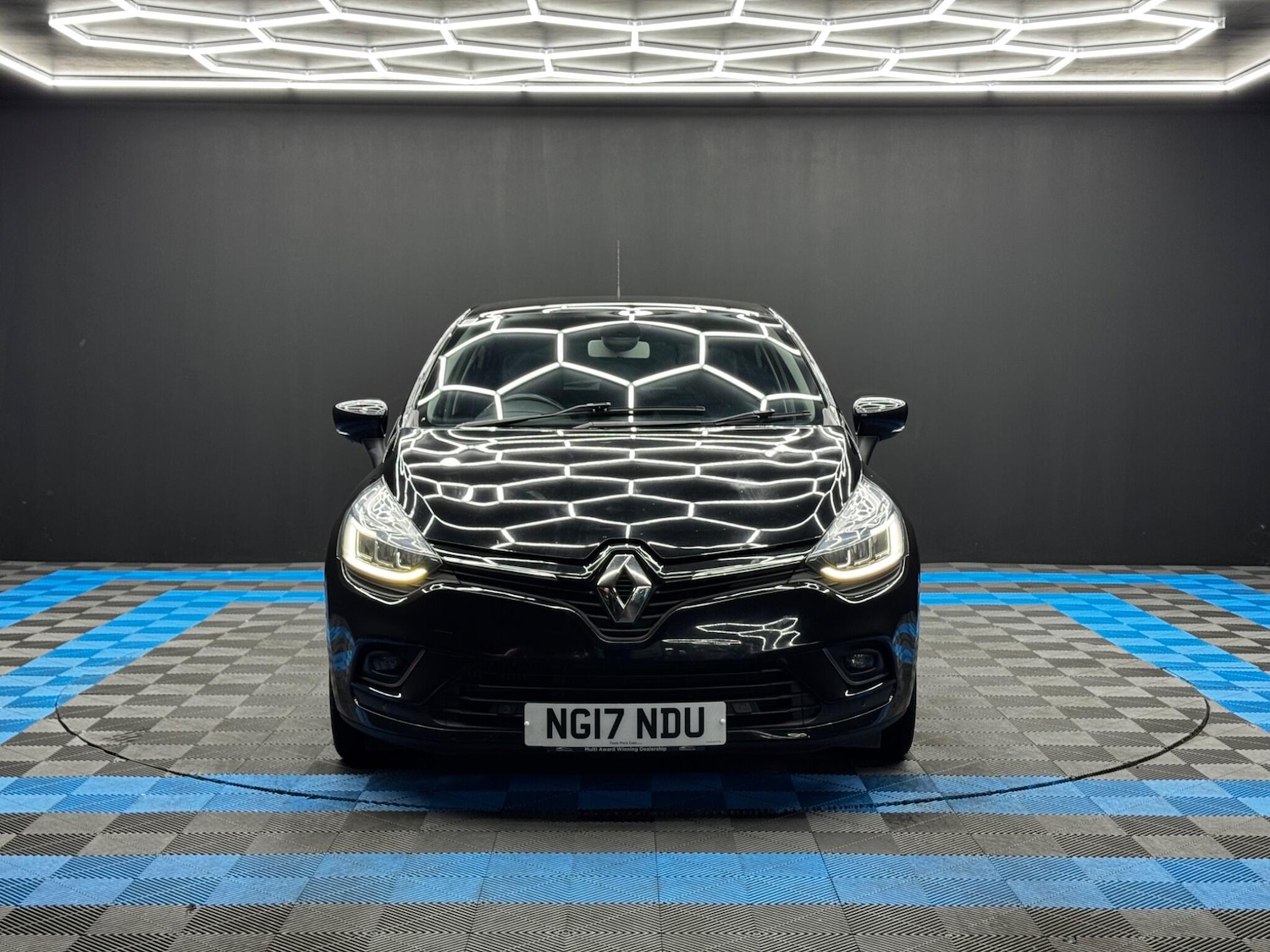 Used Renault Clio 2017 for sale - 76440724: Photo 2