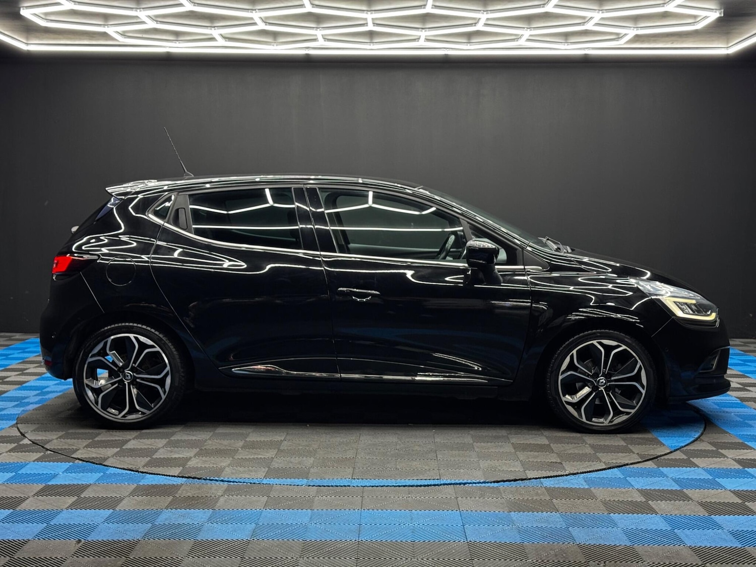 Used Renault Clio 2017 for sale - 76440724: Photo 4