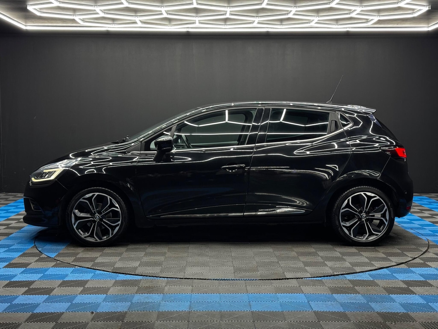 Used Renault Clio 2017 for sale - 76440724: Photo 8