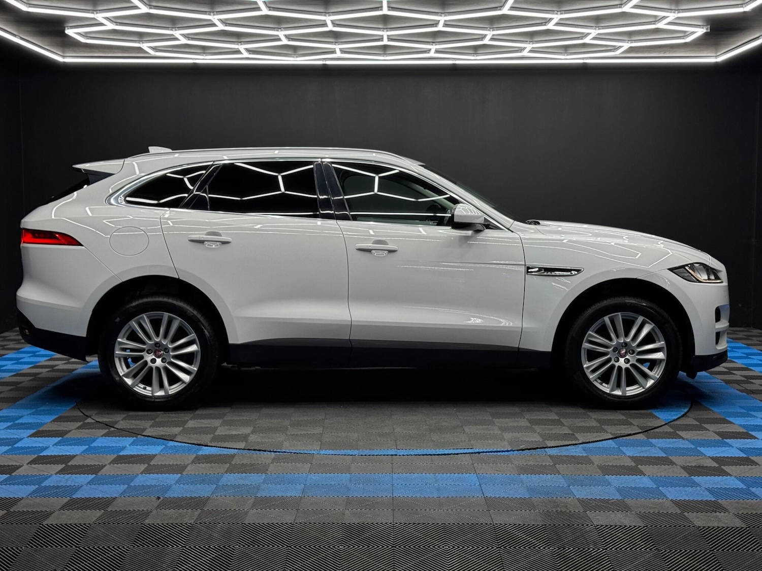 Used Jaguar F-Pace 2018 for sale - 76499776: Photo 4