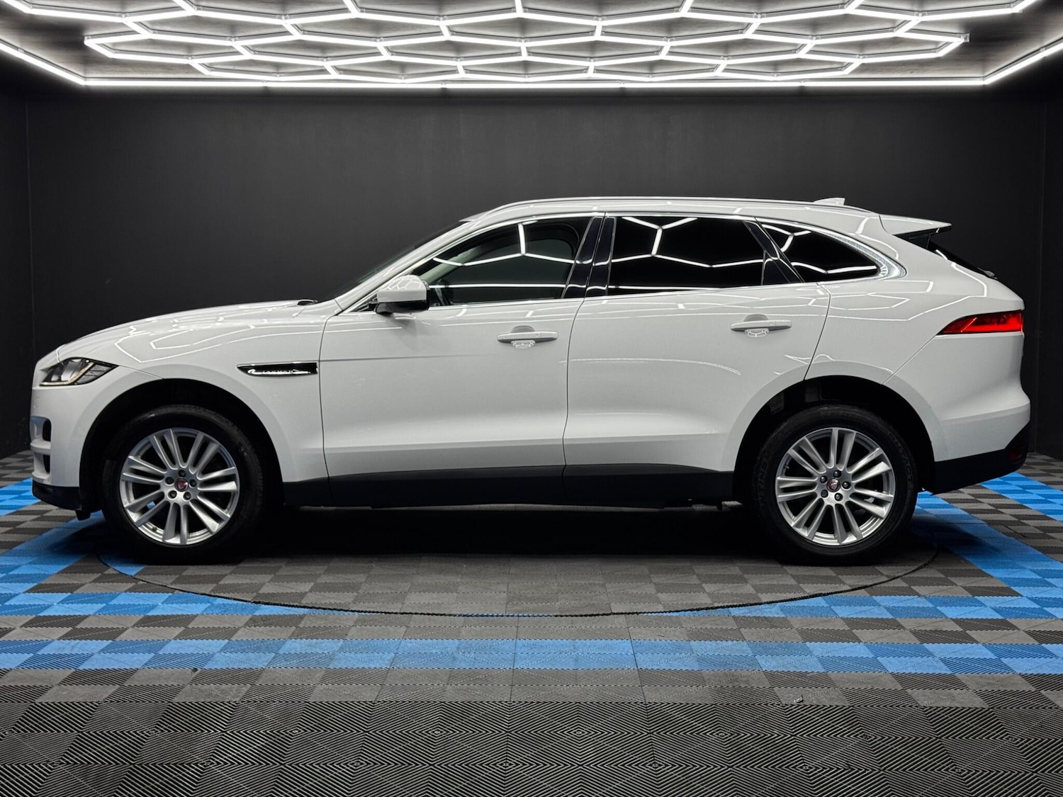 Used Jaguar F-Pace 2018 for sale - 76499776: Photo 8