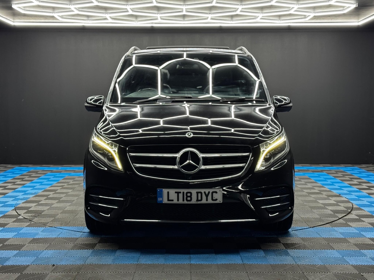 Used Mercedes-Benz V-Class 2018 for sale - 76824564: Photo 2