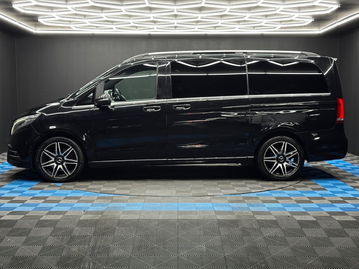 Used Mercedes-Benz V-Class 2018 for sale - 76824564: Photo 8