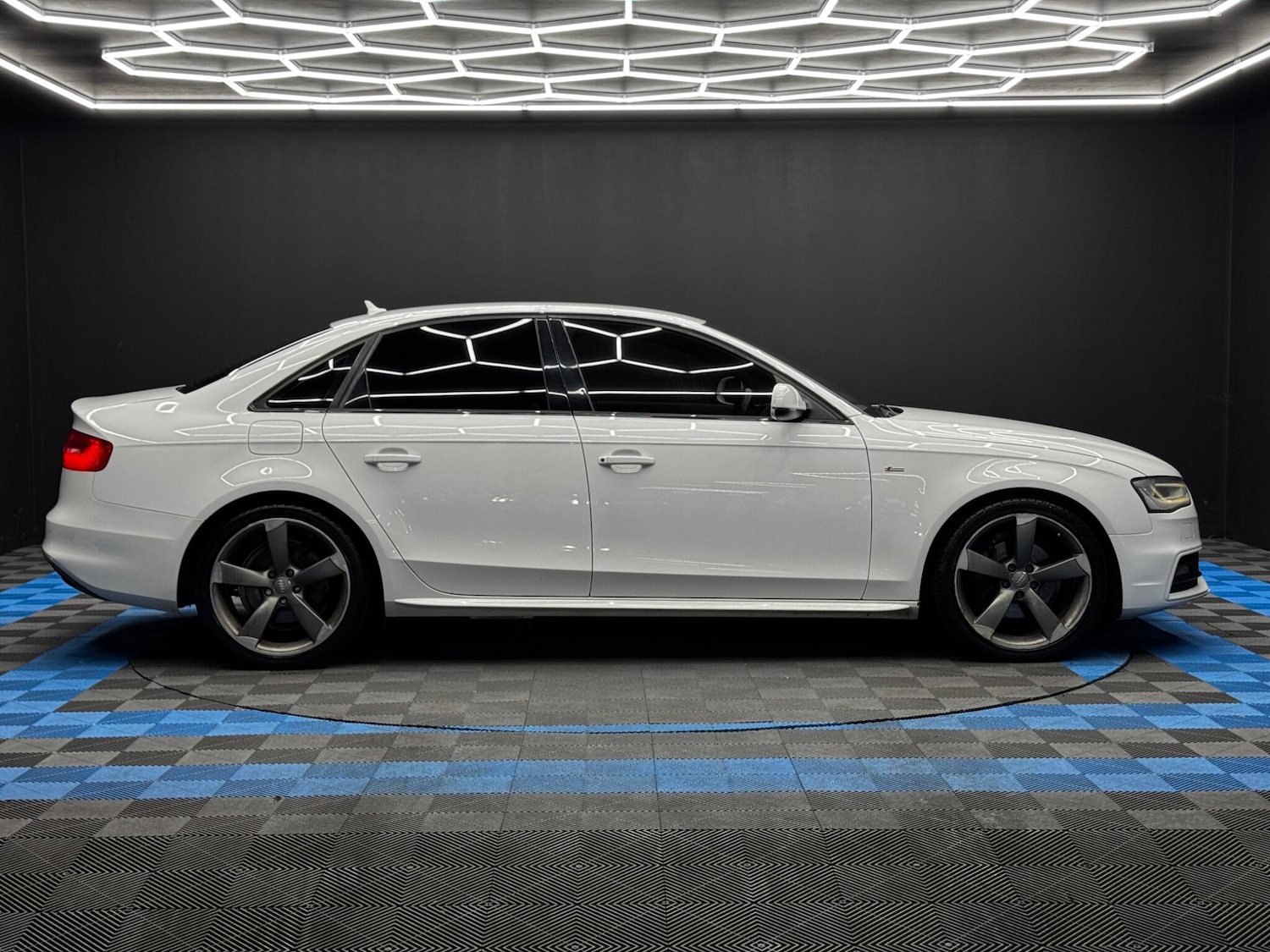 Used Audi A4 2014 for sale - 76658537: Photo 4