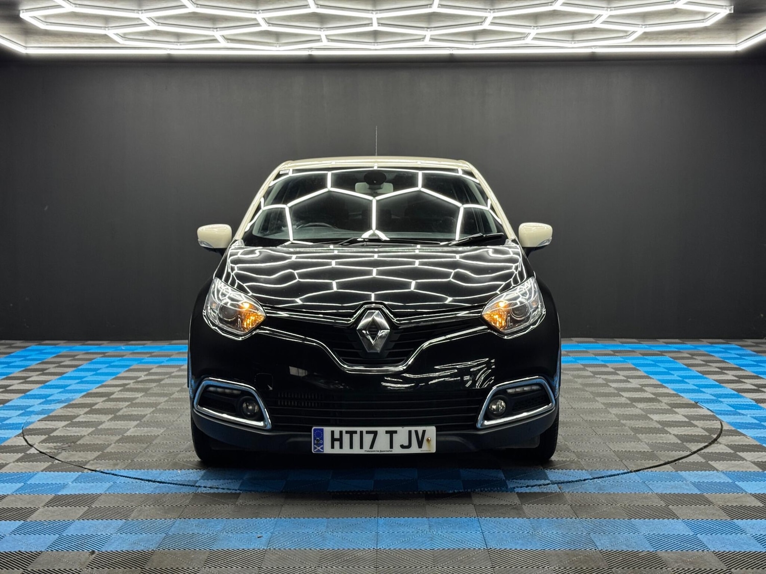 Used Renault Captur 2017 for sale - 76561529: Photo 2