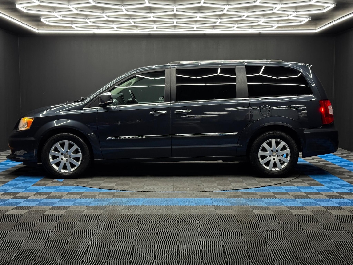 Used Chrysler Grand Voyager 2014 for sale - 77305243: Photo 8