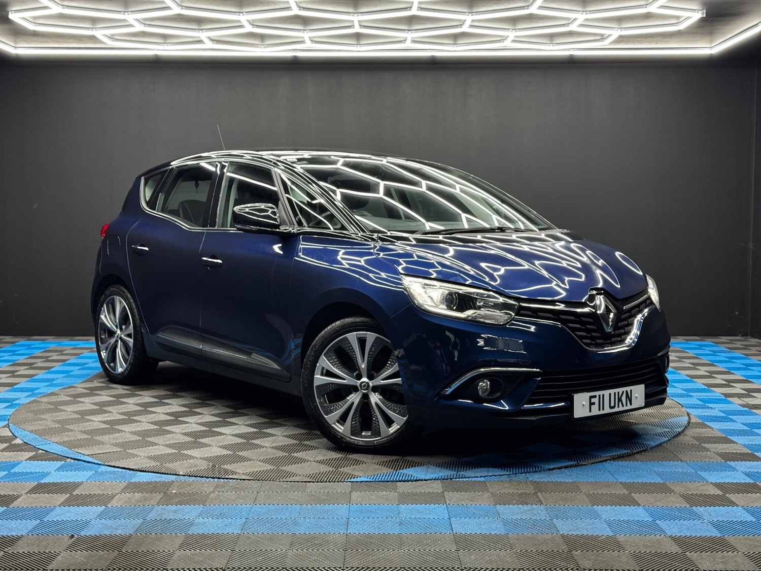 Used Renault Scenic 2017 for sale - 76728900: Photo 1