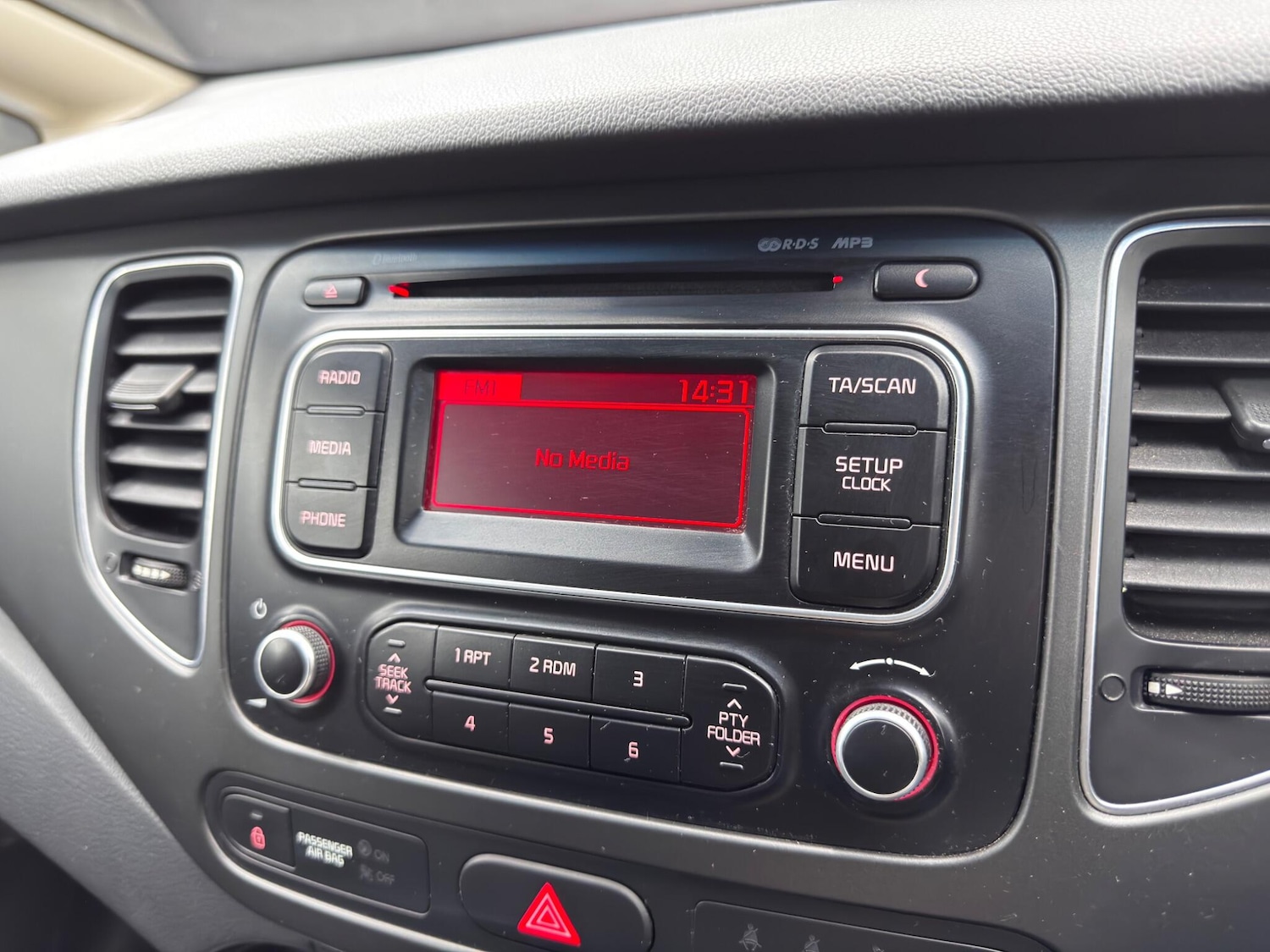 Used Kia Carens 2015 for sale - 76214193: Photo 28