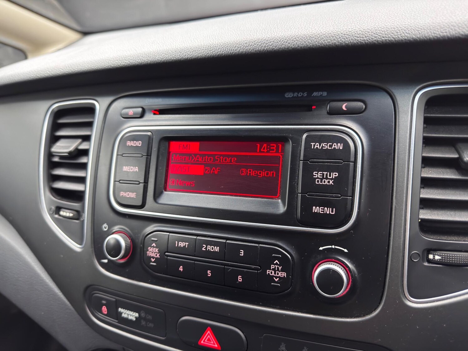 Used Kia Carens 2015 for sale - 76214193: Photo 30