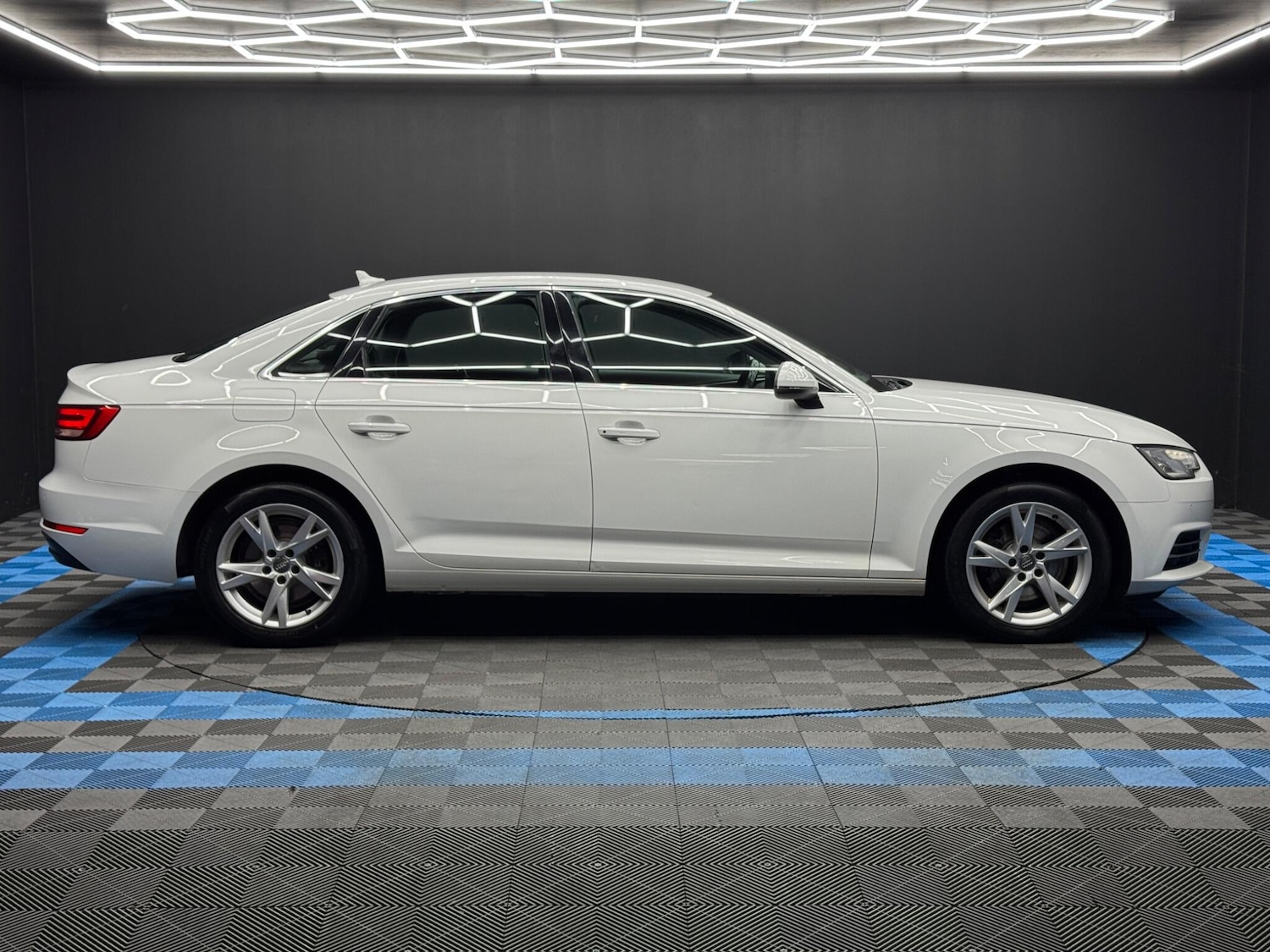 Used Audi A4 2018 for sale - 77386438: Photo 4