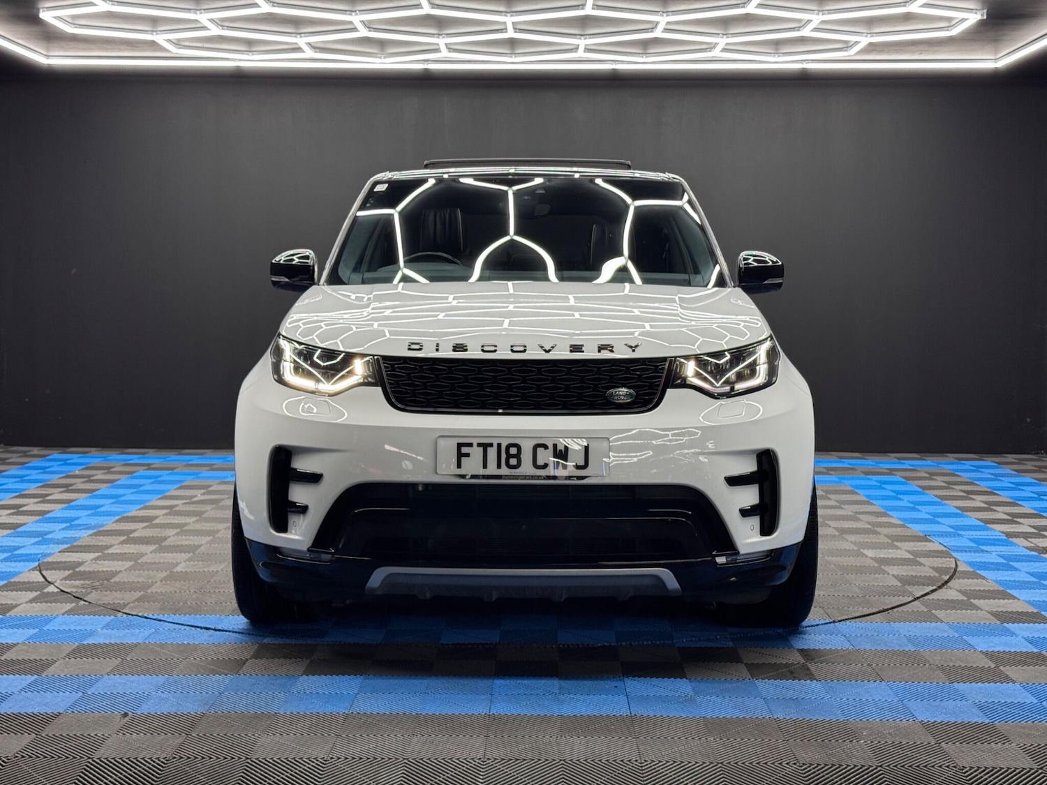 Used Land Rover Discovery 2018 for sale - 76136901: Photo 2