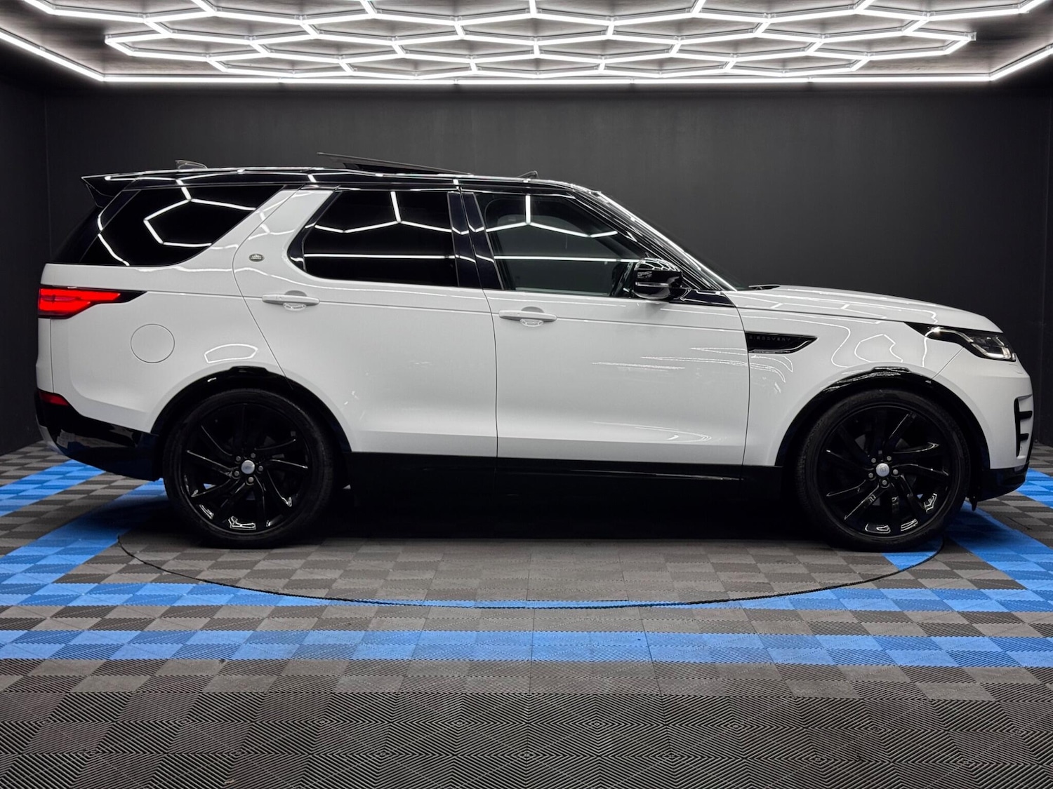 Used Land Rover Discovery 2018 for sale - 76136901: Photo 4