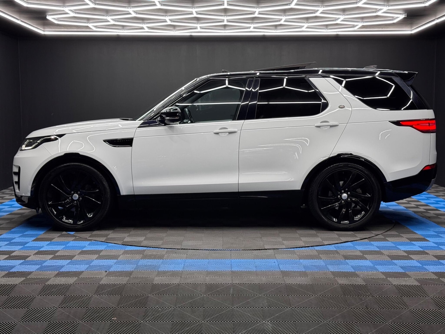 Used Land Rover Discovery 2018 for sale - 76136901: Photo 8