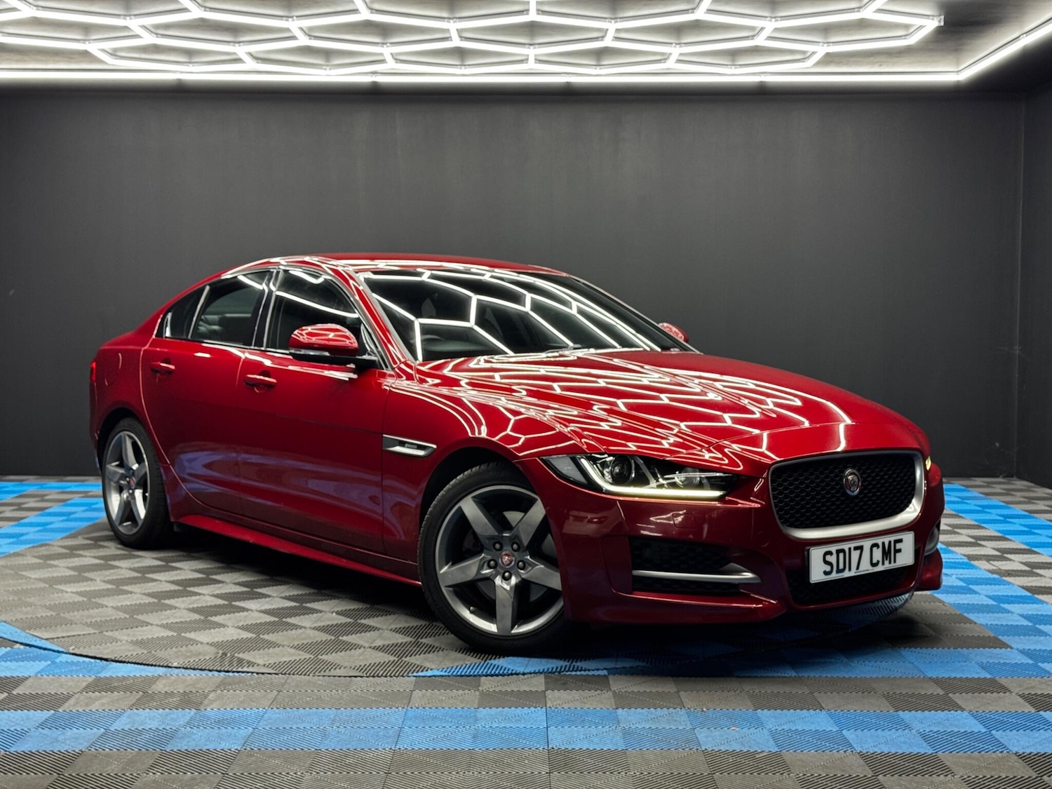 Used Jaguar XE 2017 for sale - 76608240: Photo 1