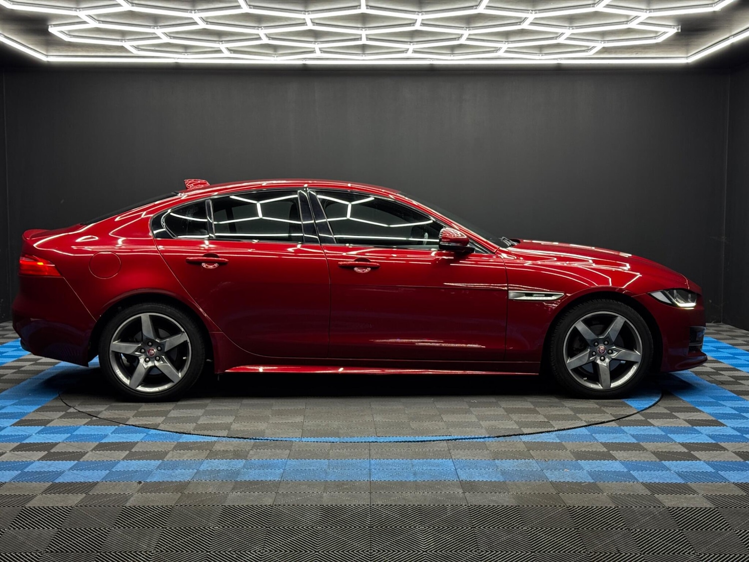 Used Jaguar XE 2017 for sale - 76608240: Photo 4