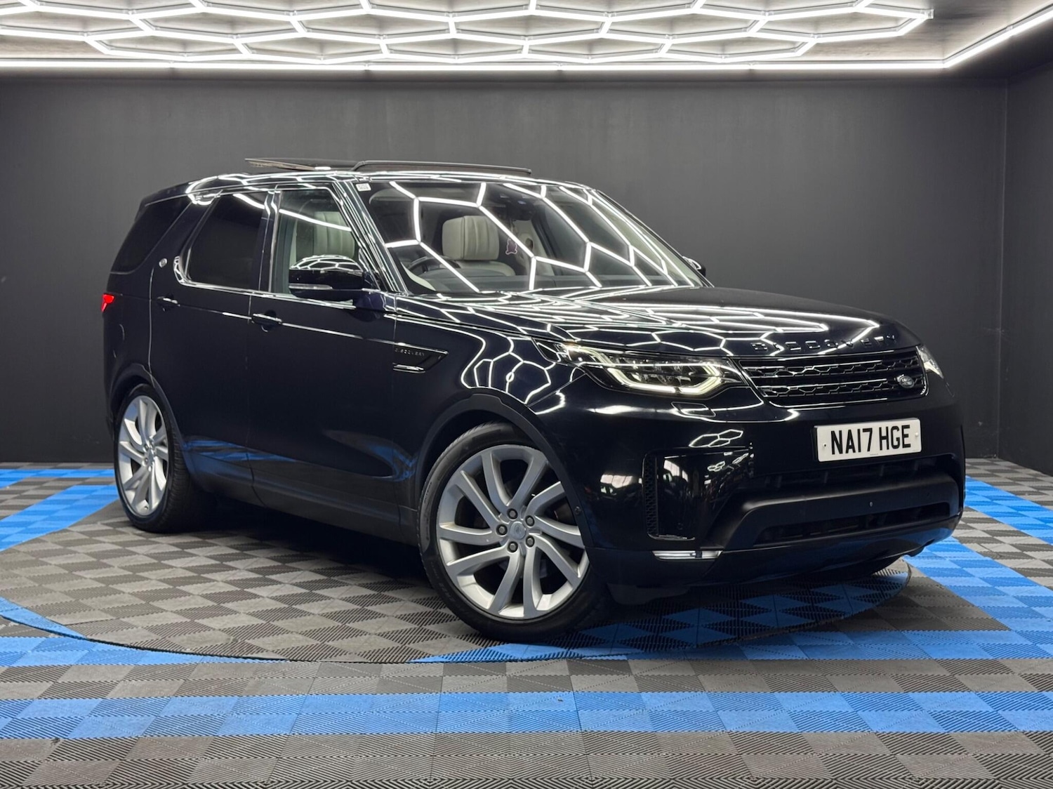 Used Land Rover Discovery 2017 for sale - 76136626: Photo 1