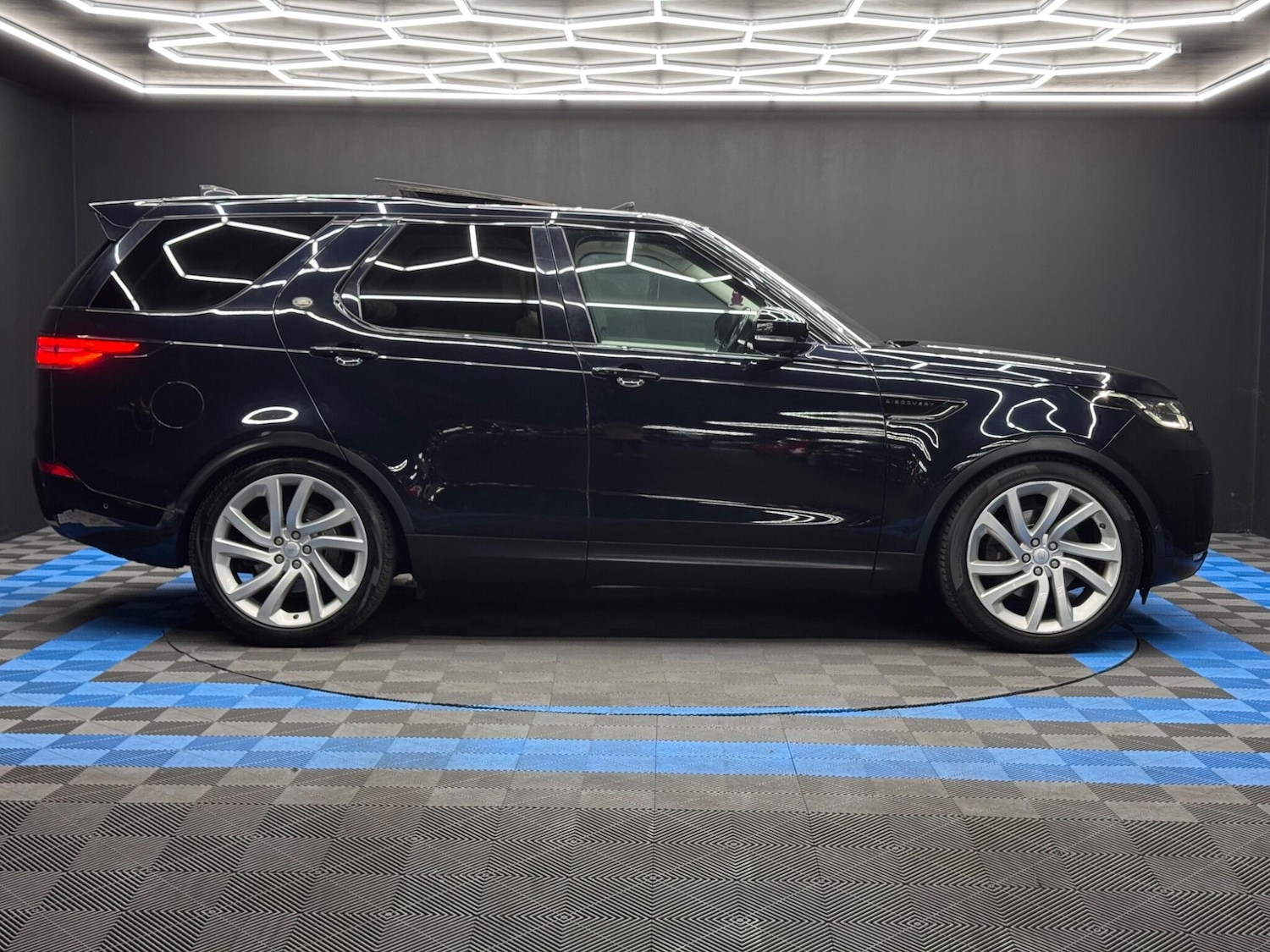 Used Land Rover Discovery 2017 for sale - 76136626: Photo 4