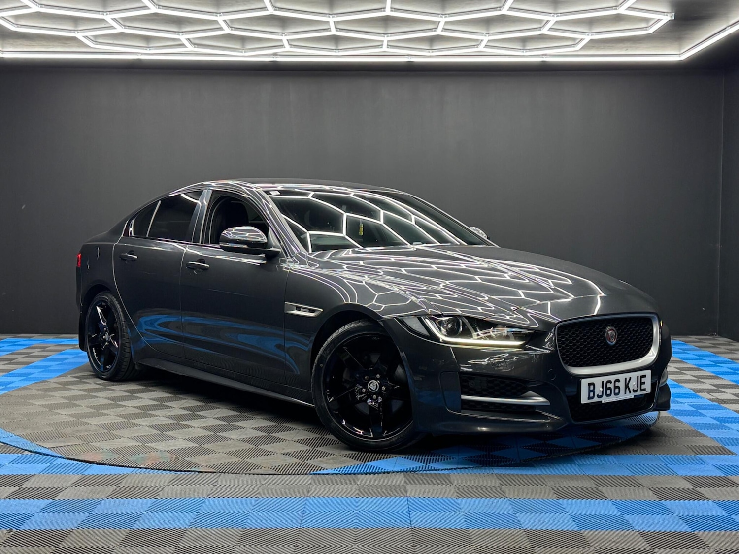 Used Jaguar XE 2016 for sale - 76485147: Photo 1