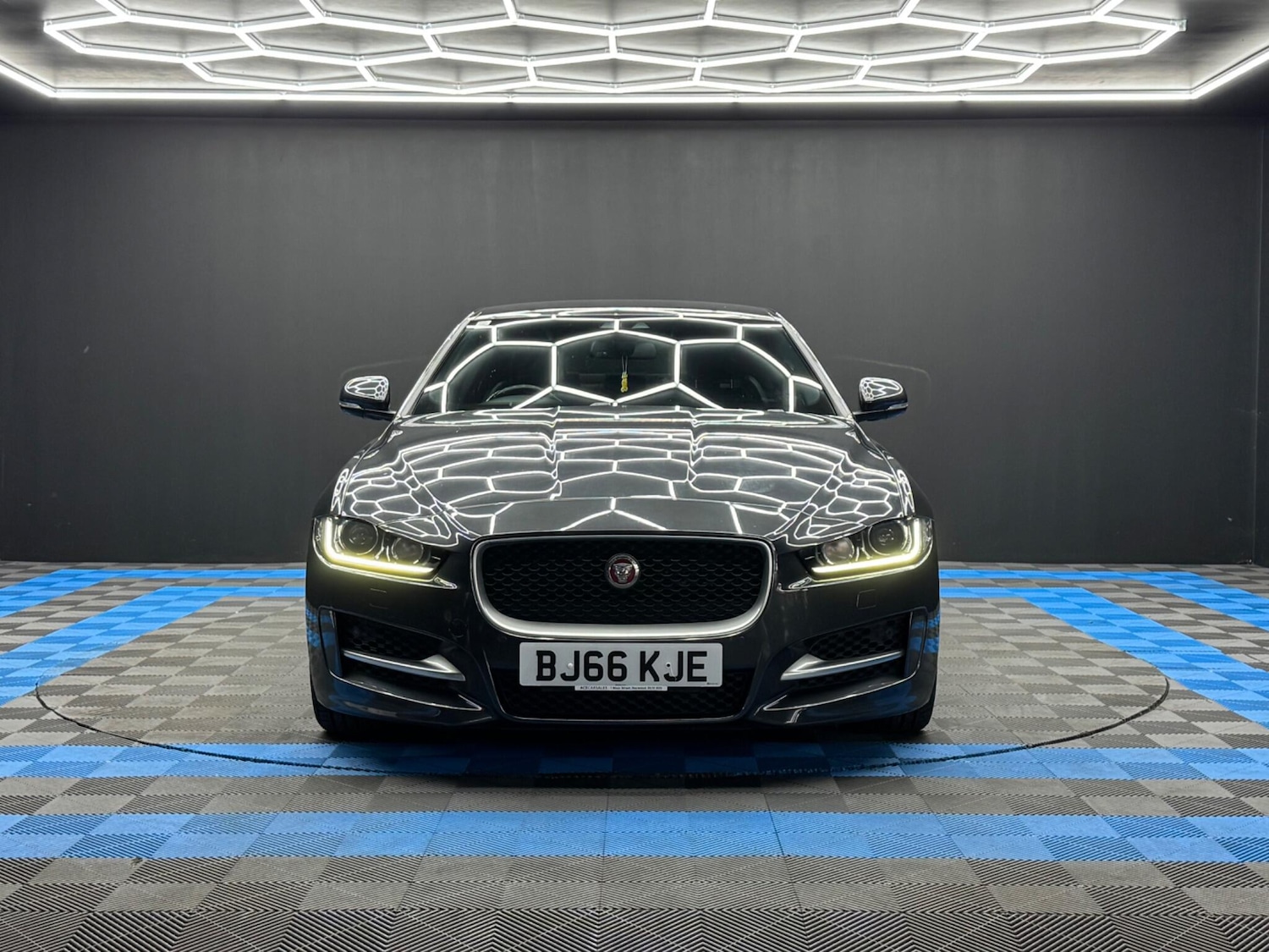 Used Jaguar XE 2016 for sale - 76485147: Photo 2