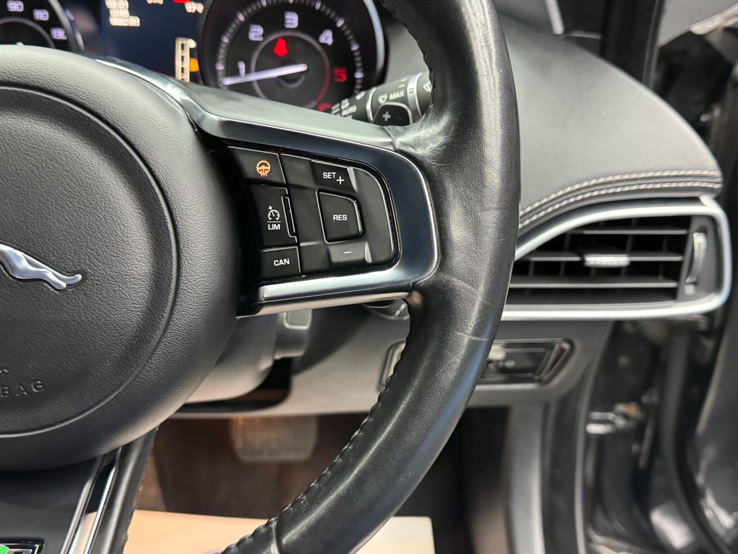 Used Jaguar XE 2016 for sale - 76485147: Photo 21