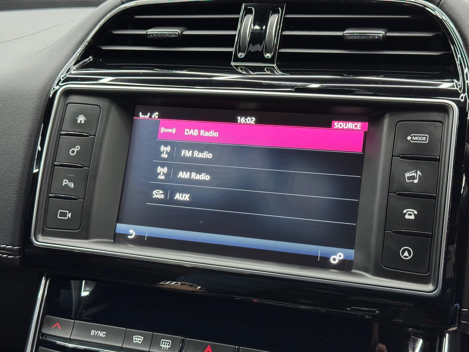 Used Jaguar XE 2016 for sale - 76485147: Photo 30