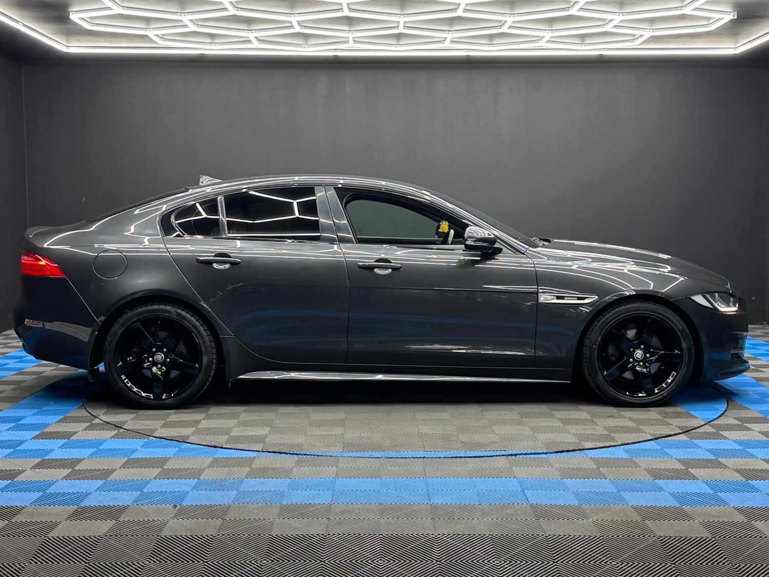 Used Jaguar XE 2016 for sale - 76485147: Photo 4