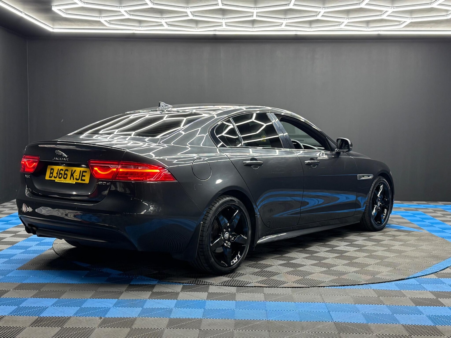 Used Jaguar XE 2016 for sale - 76485147: Photo 5