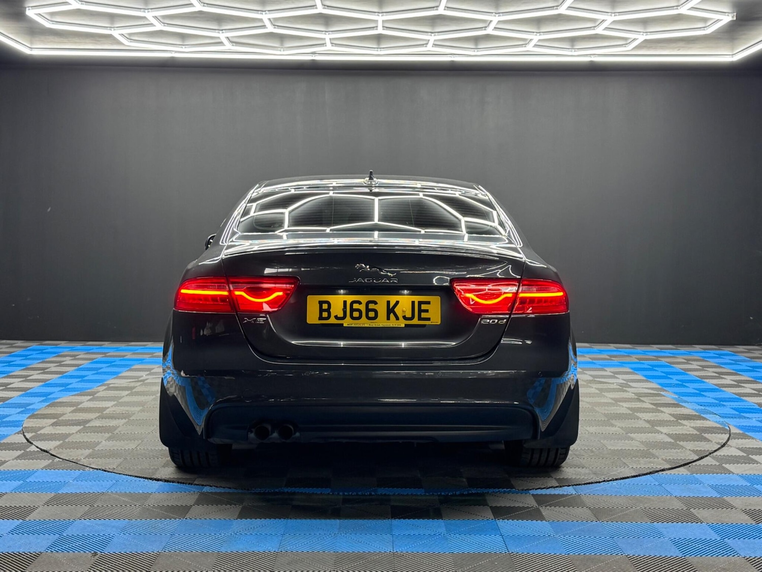 Used Jaguar XE 2016 for sale - 76485147: Photo 6