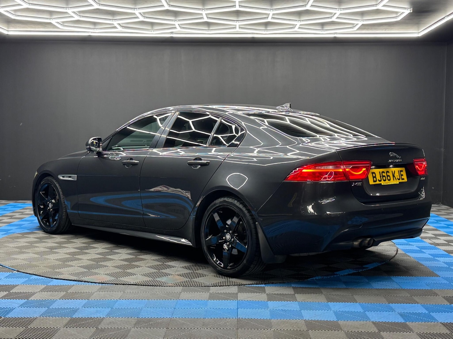 Used Jaguar XE 2016 for sale - 76485147: Photo 7