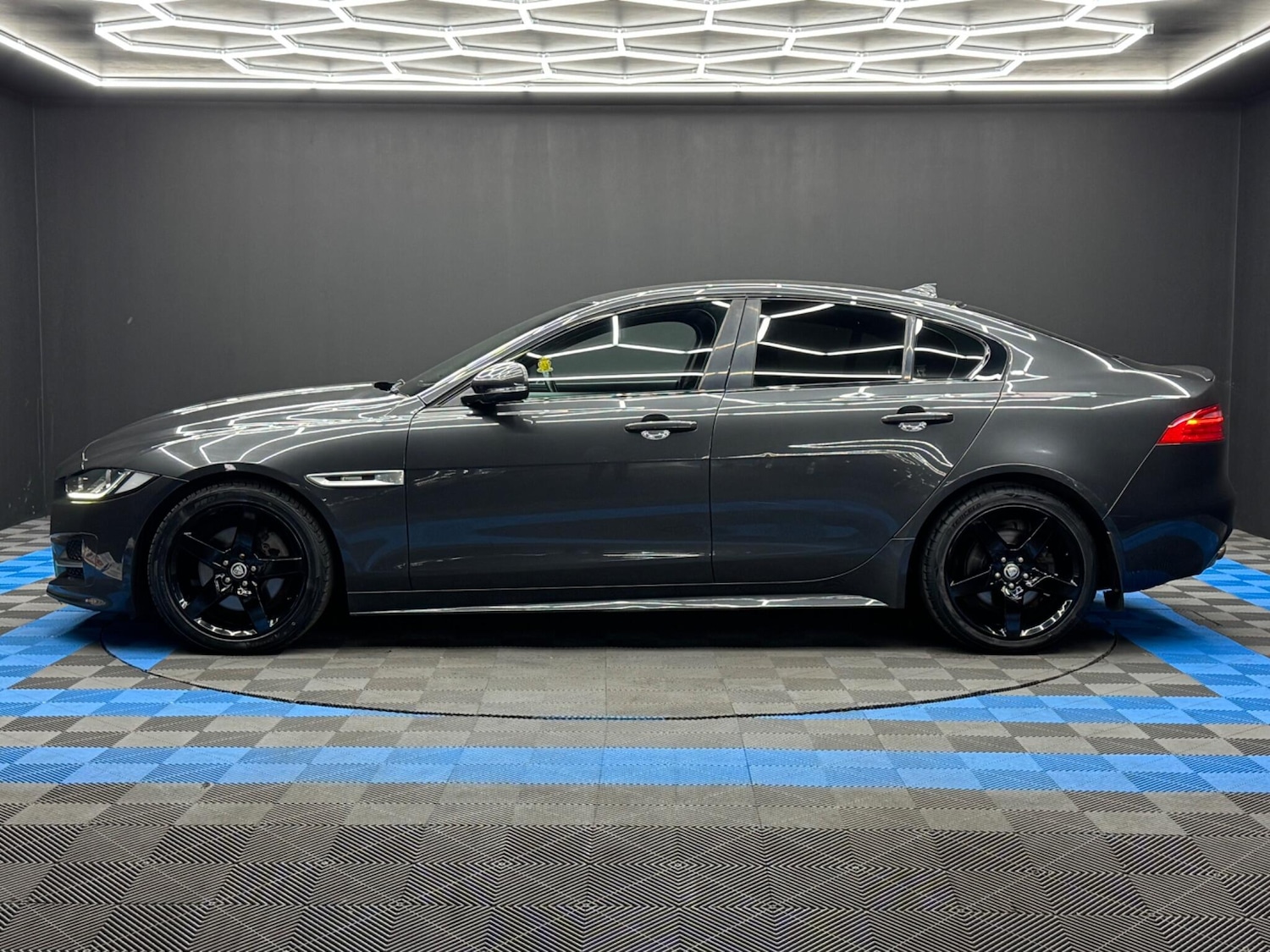 Used Jaguar XE 2016 for sale - 76485147: Photo 8