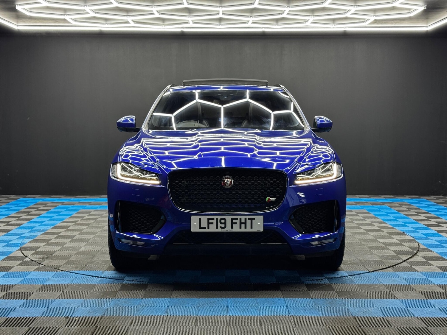 Used Jaguar F-Pace 2019 for sale - 76689135: Photo 2