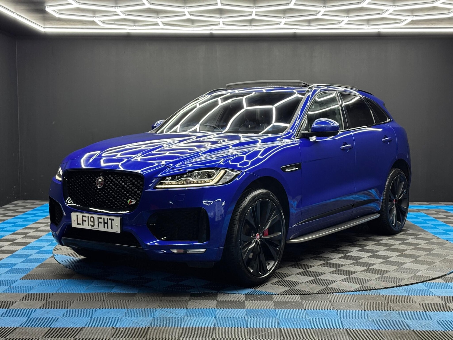 Used Jaguar F-Pace 2019 for sale - 76689135: Photo 3