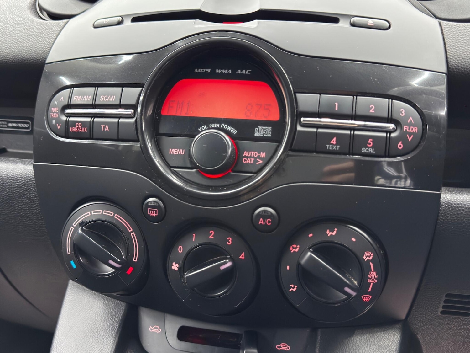 Used Mazda Mazda2 2014 for sale - 77958169: Photo 24