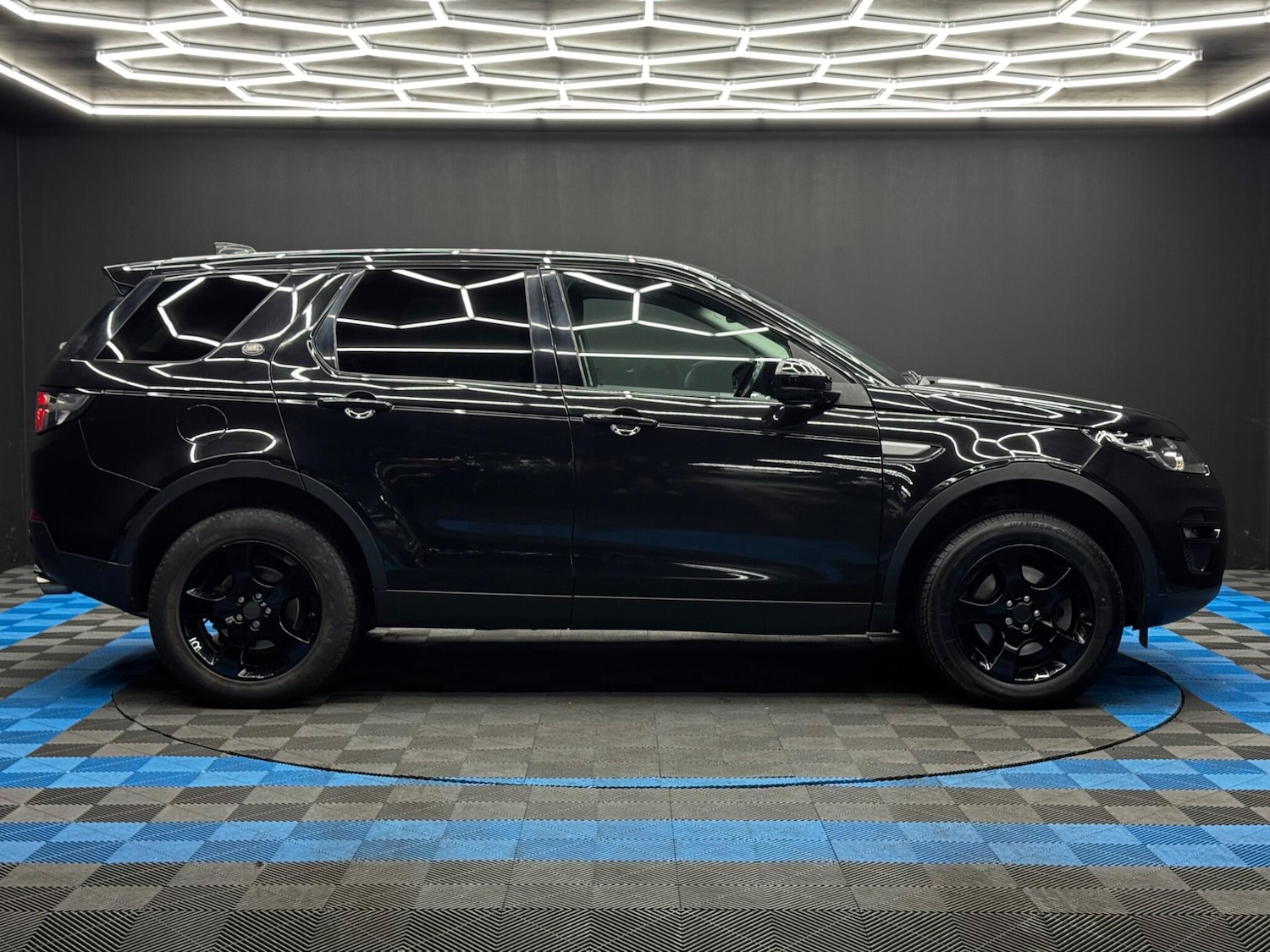 Used Land Rover Discovery Sport 2017 for sale - 76485292: Photo 4