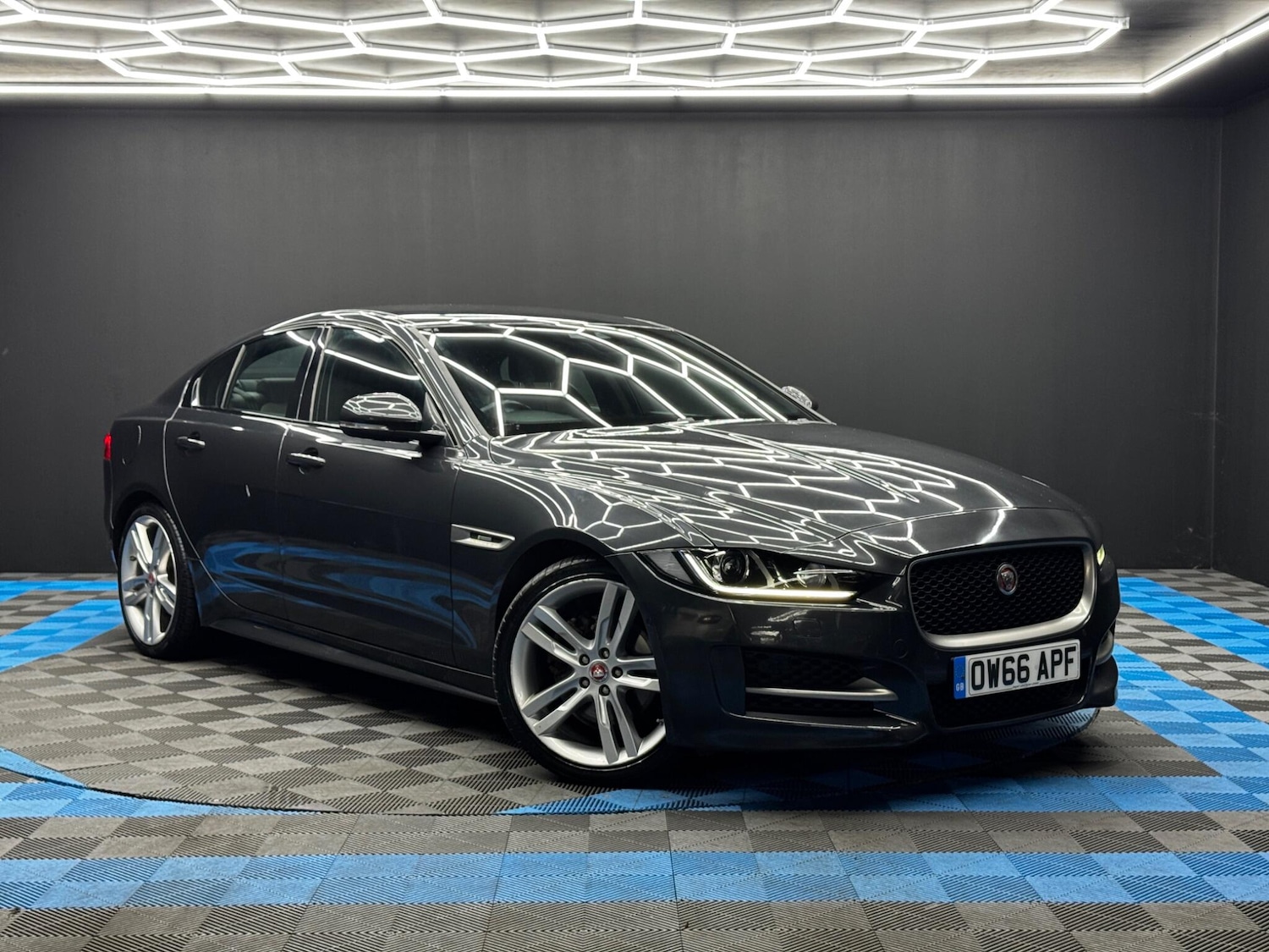Used Jaguar XE 2017 for sale - 76620514: Photo 1