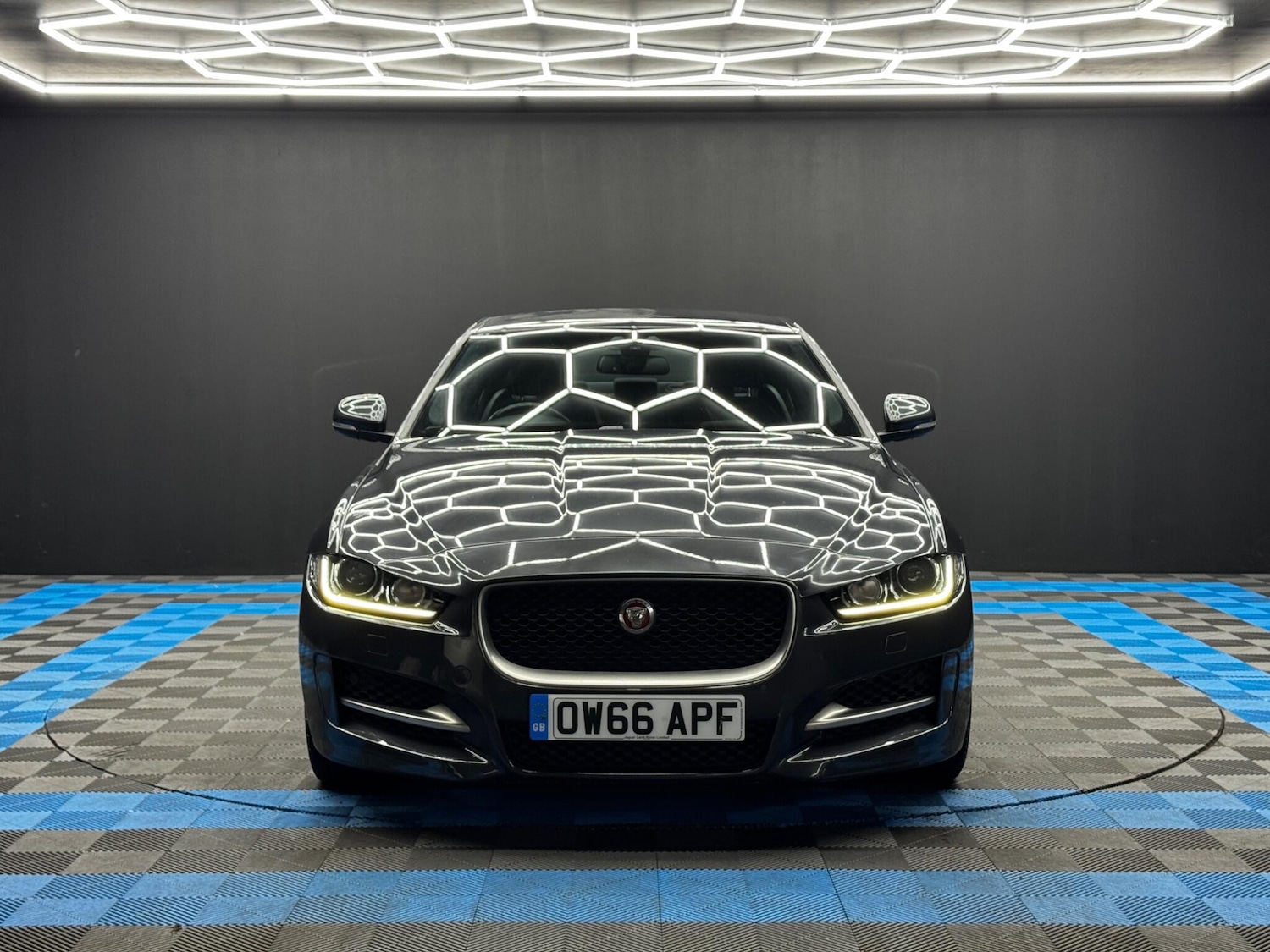 Used Jaguar XE 2017 for sale - 76620514: Photo 2