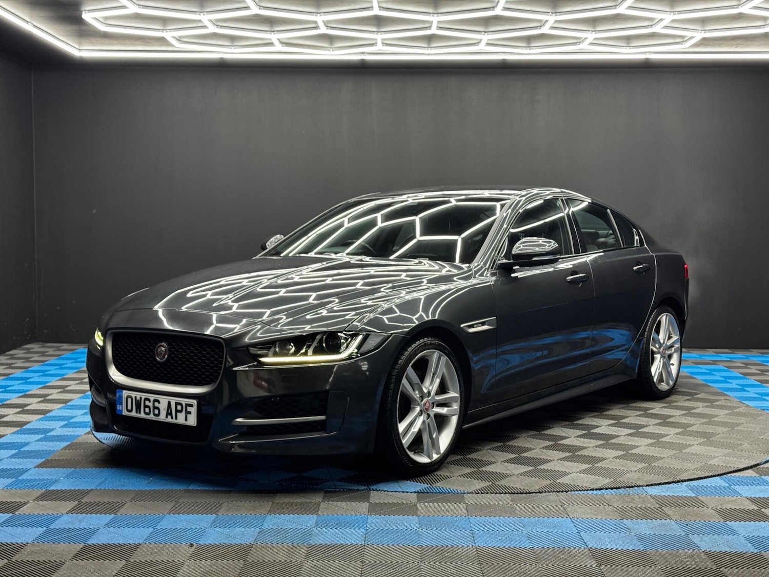 Used Jaguar XE 2017 for sale - 76620514: Photo 3