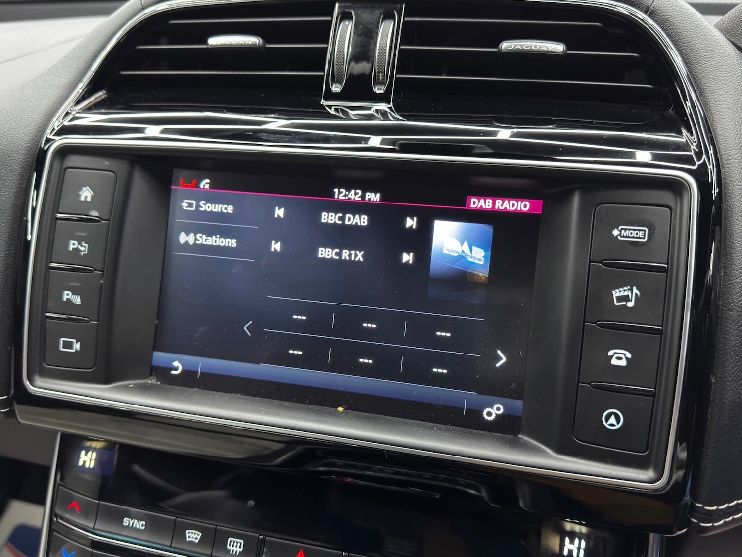 Used Jaguar XE 2017 for sale - 76620514: Photo 30