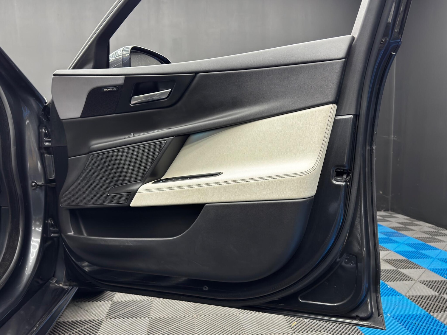 Used Jaguar XE 2017 for sale - 76620514: Photo 36