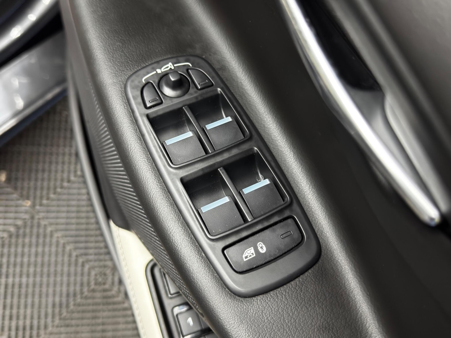 Used Jaguar XE 2017 for sale - 76620514: Photo 37