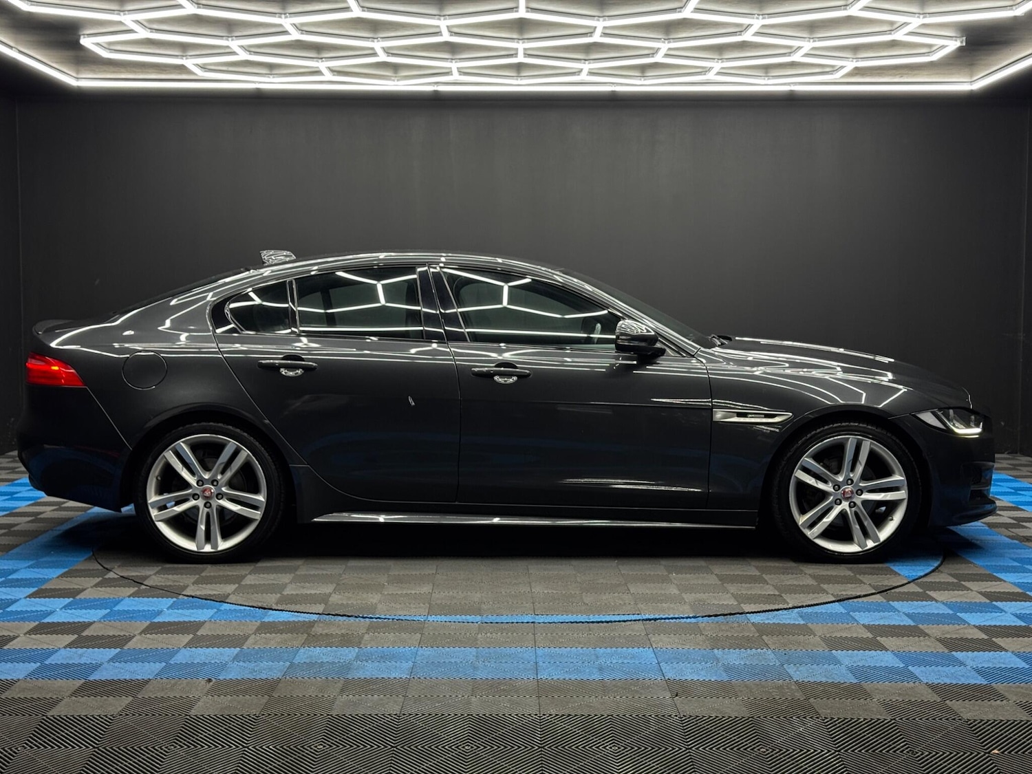Used Jaguar XE 2017 for sale - 76620514: Photo 4