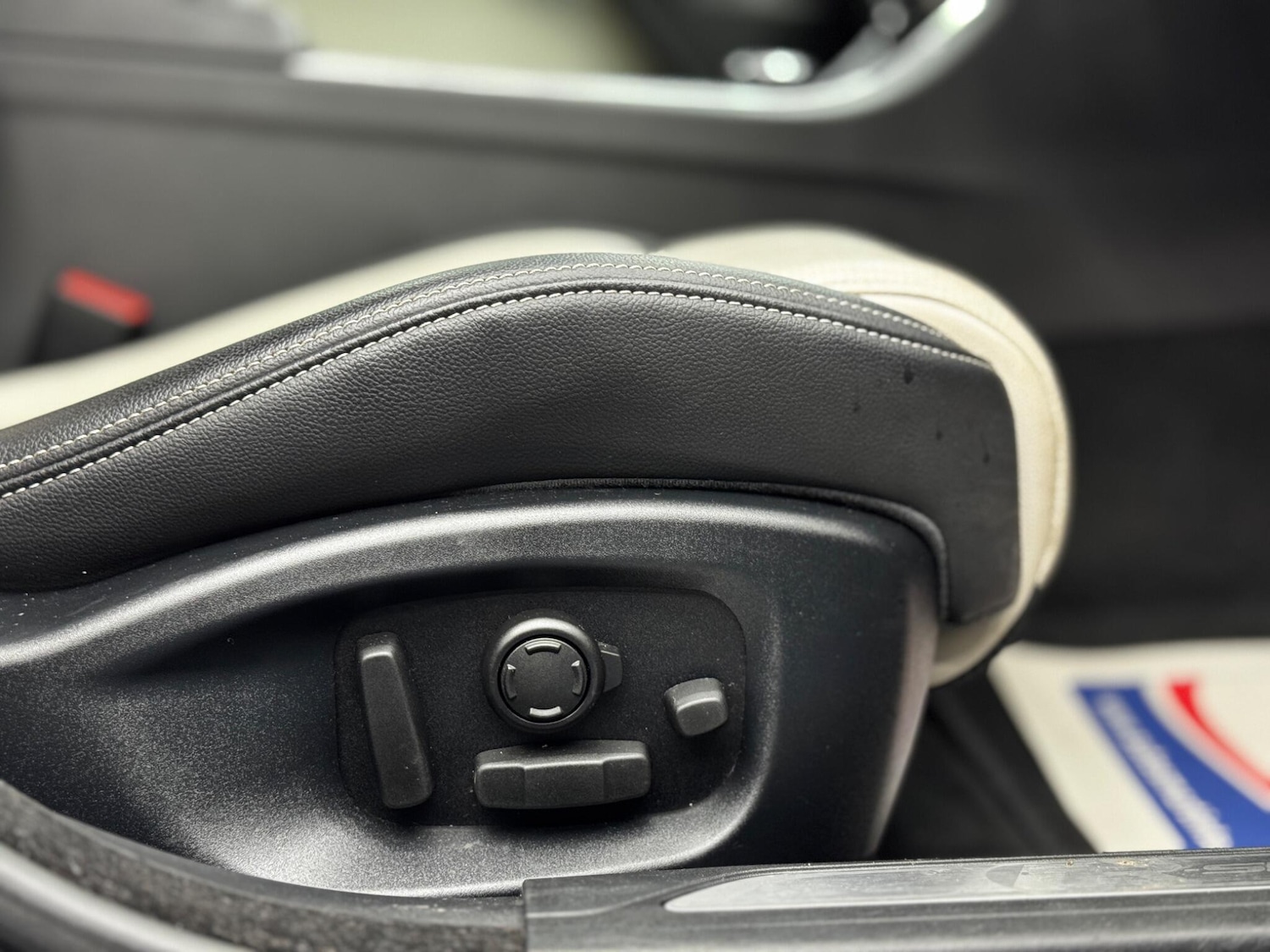 Used Jaguar XE 2017 for sale - 76620514: Photo 40