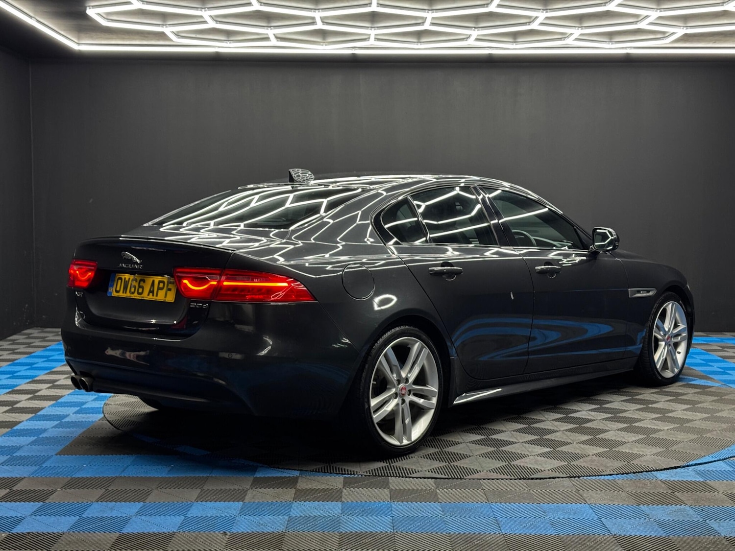 Used Jaguar XE 2017 for sale - 76620514: Photo 5