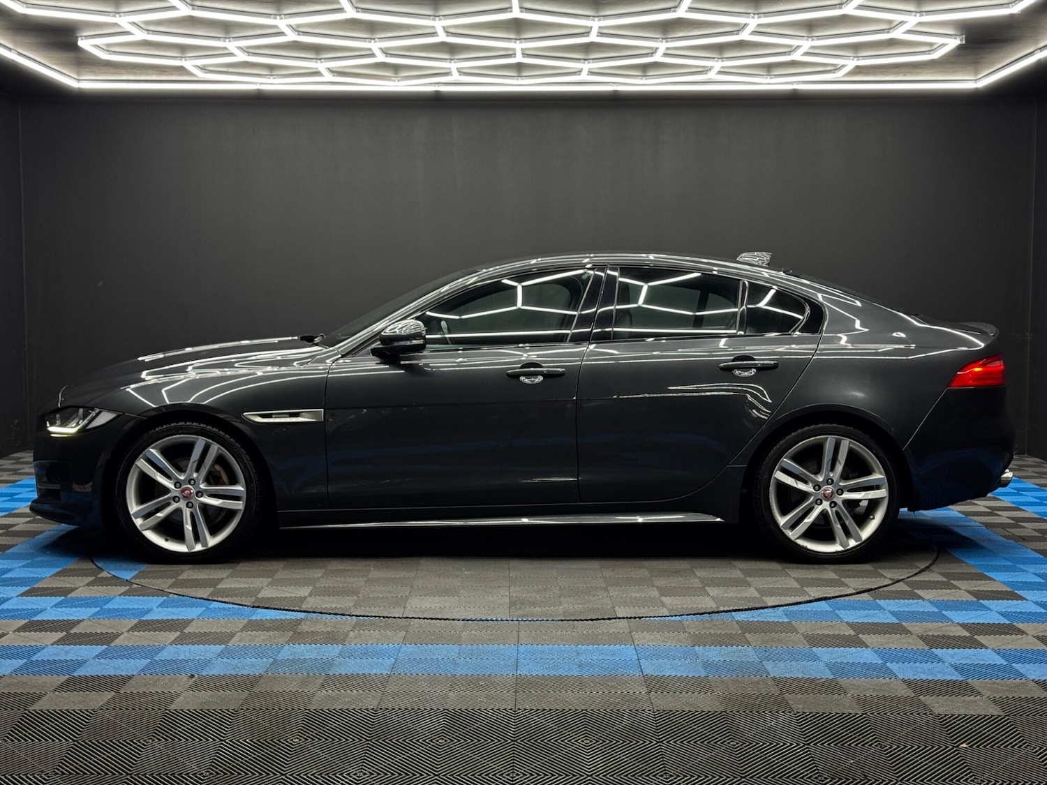 Used Jaguar XE 2017 for sale - 76620514: Photo 8