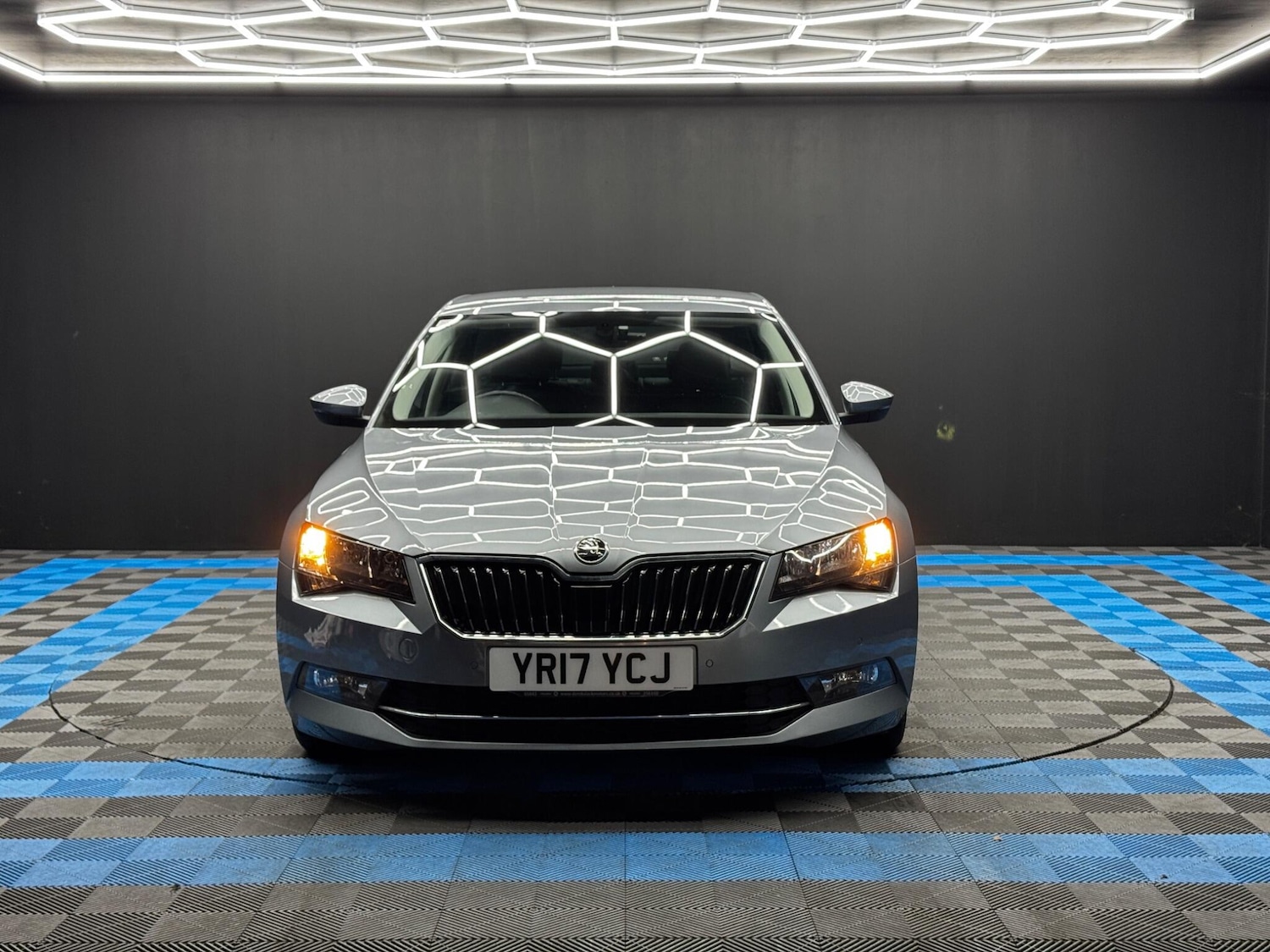 Used Skoda Superb 2017 for sale - 76839743: Photo 2