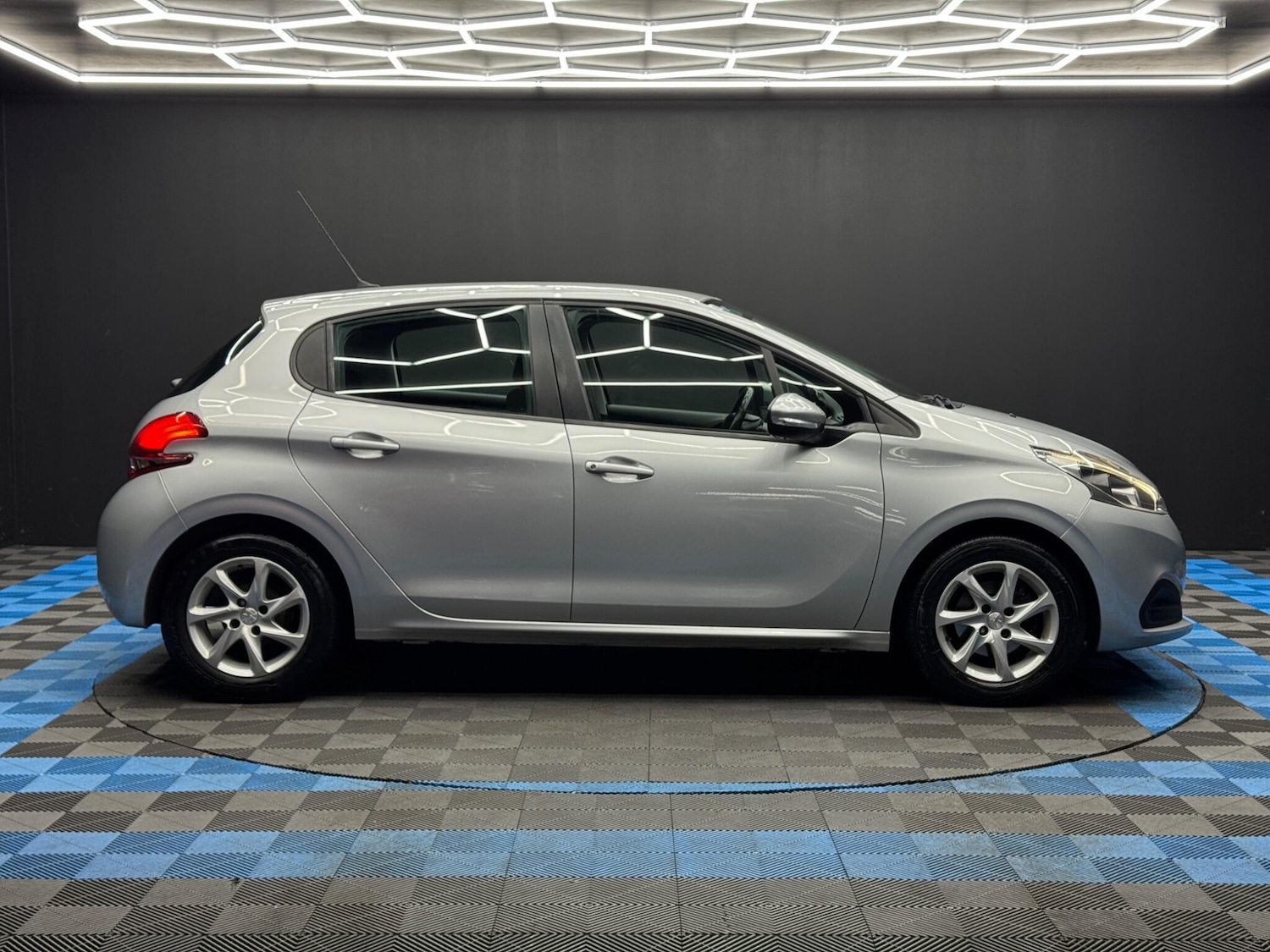 Used Peugeot 208 2017 for sale - 77387395: Photo 4