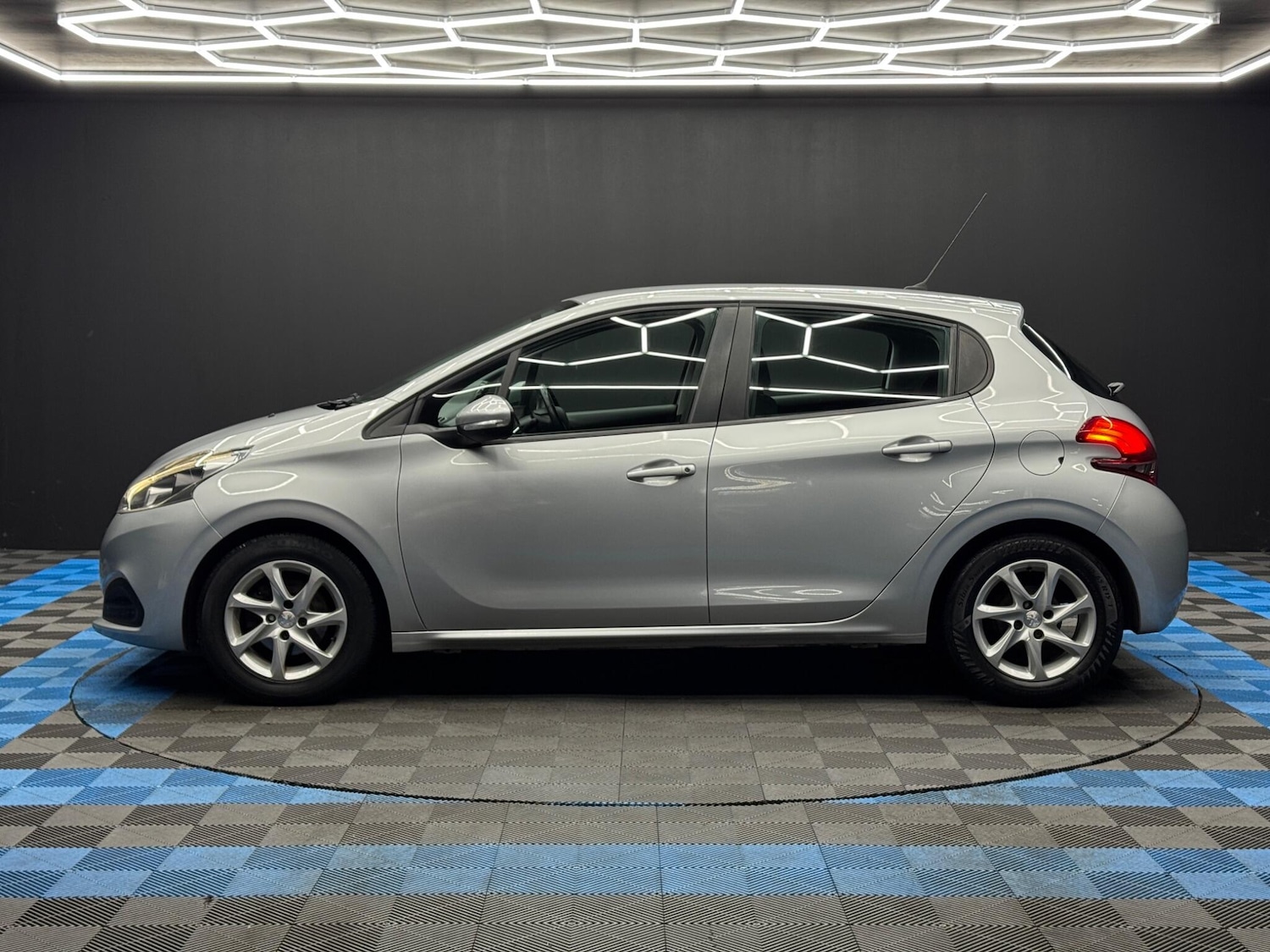 Used Peugeot 208 2017 for sale - 77387395: Photo 8